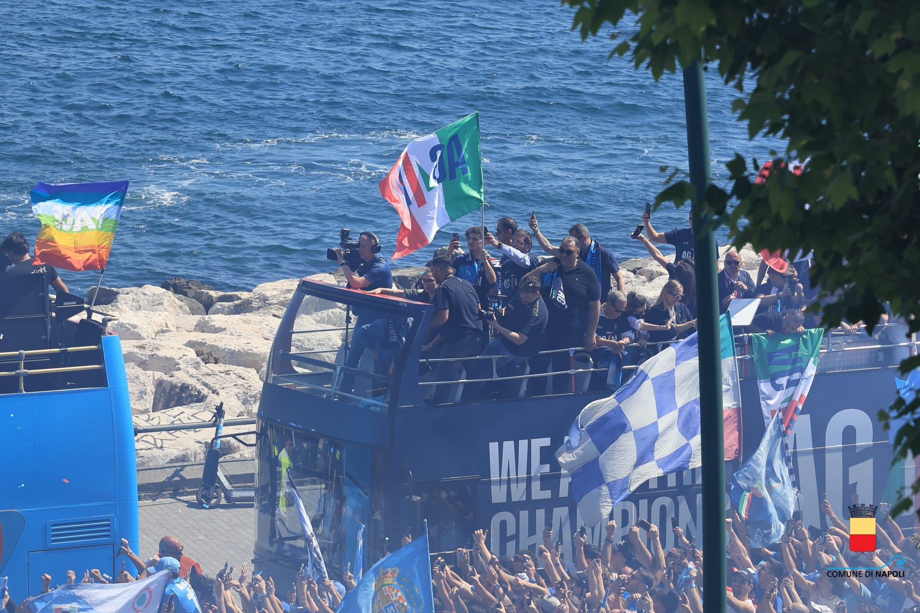 La foto di copertina è del Comune di Napoli